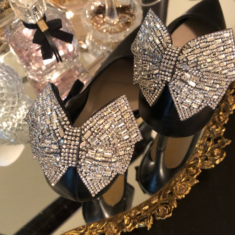 - Steve Madden shoe clips